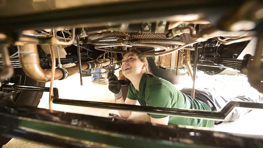 DEKRA zet 102 jaar oude stoomauto onder druk