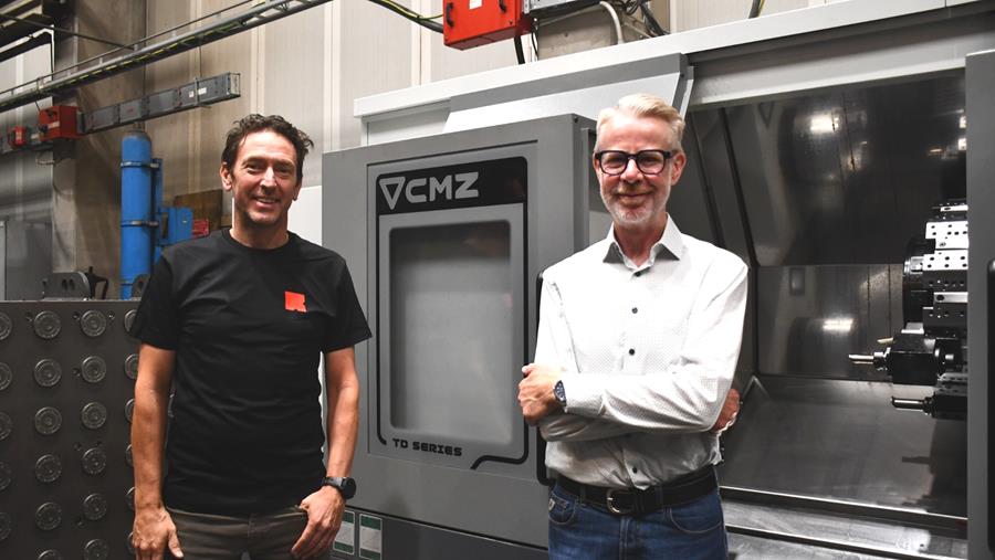 Draaibank staat meer dan haar mannetje in XXL-machinepark