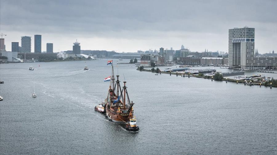 VOC-replica Batavia arriveert in Amsterdam voor laatste reis