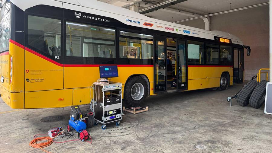 Elektrobus laadt draadloos via band aan halte