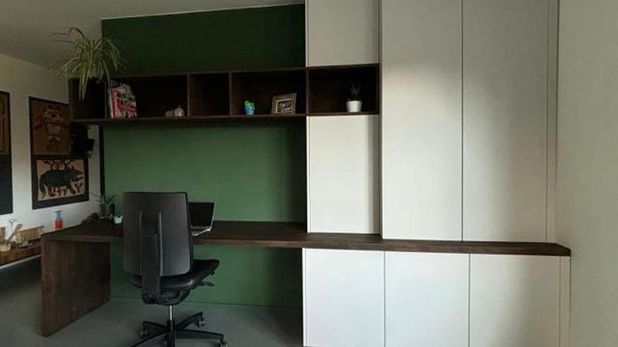 Elegant en functioneel design: kastenwand met ingebouwd bureau