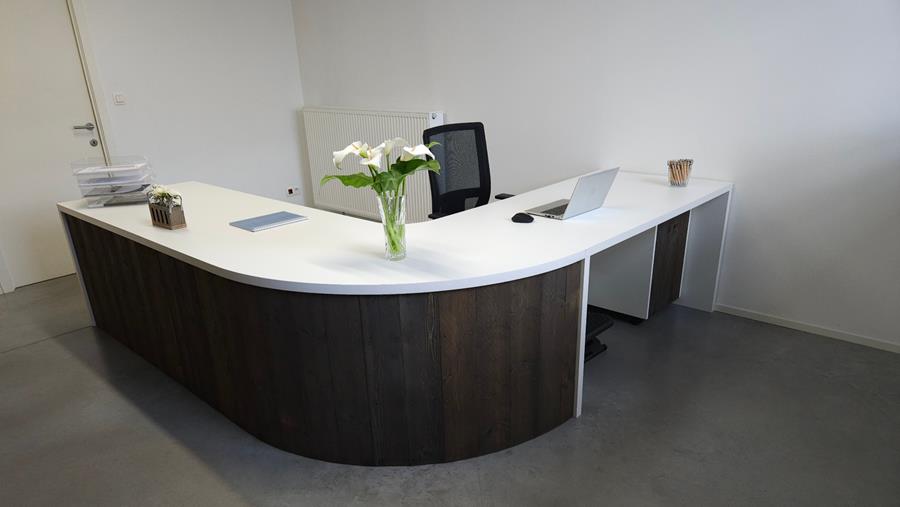 Unieke hoekbureau met rondingen op maat