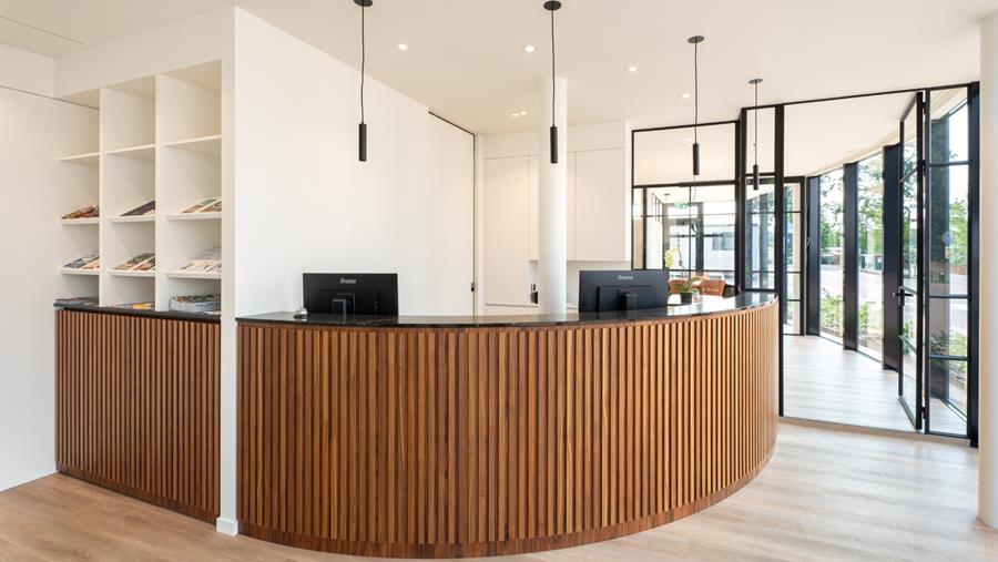 Creatie van een luxekantoor dankzij walnootfineer en innovatief design