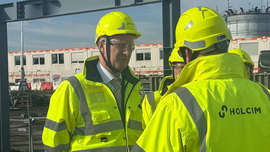 Le Roi visite la cimenterie Holcim