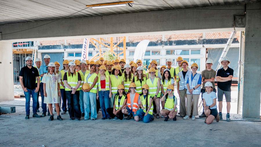 Leerlingen vieren meiboom op werf van gloednieuwe PXL-Businesshub
