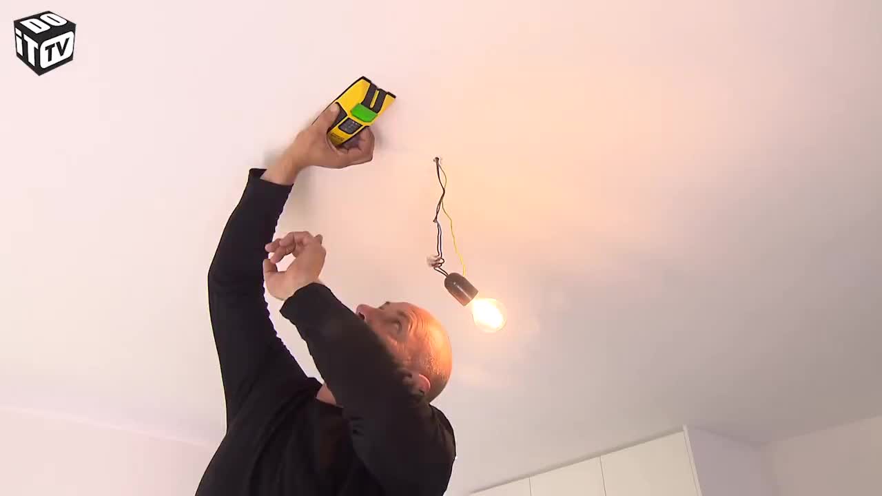 Comment détecter des conduites dans le plafond?